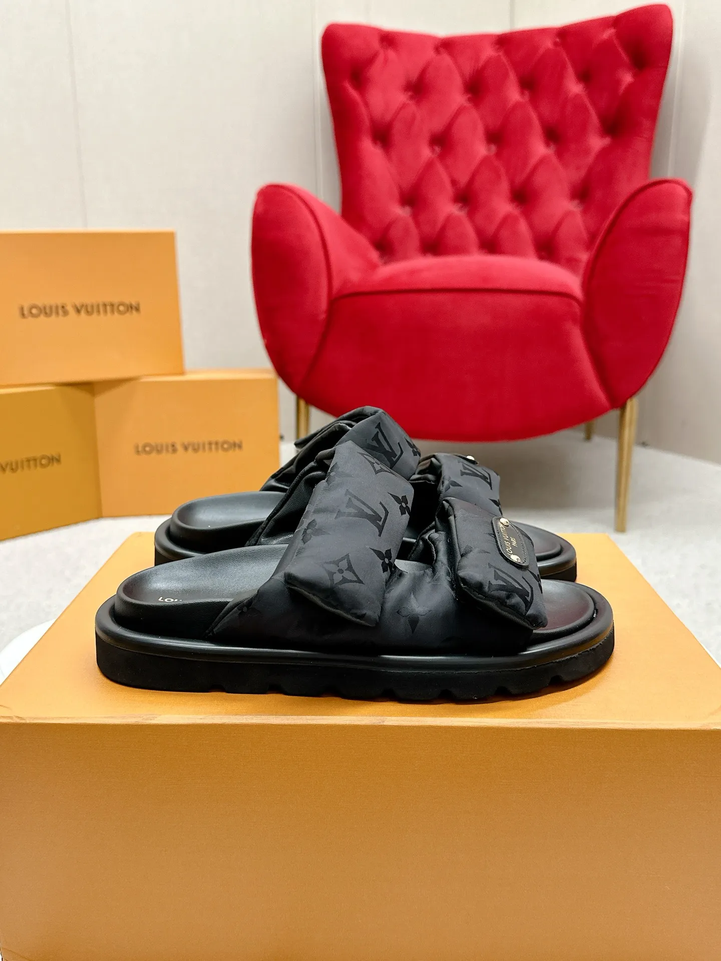 P340 yuan LV Louis Vuitton Full of high-end feel! A popular model among bloggers at home and abroad, it’s retro and fashionable, and looks stunning on your feet! Mainly recommended model on the official website★ ━━━━━ ЅᏇєєt ━━━━━ ▪️Upper: original calfskin ➕5D printing process ▪️Inner: imported mixed sheepskin ▪️Outsole: original molded foam outsole ▪️Size: Female 35-40 Men's 39-44 (women's 41 men's 45)